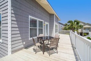 Outdoor dining - Sandpiper OIB - 5BR pool and beach access (Ocean Isle Beach)