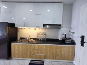 Fridge, microwave, oven, stovetop