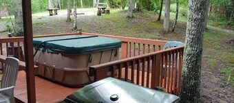 Ron's Big House is a beautiful 4-bedroom cabin in Cliffview Resort with Wi-FI.