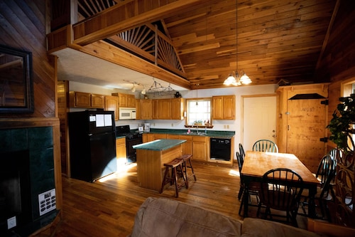 Ron's Big House is a beautiful 4-bedroom cabin in Cliffview Resort with Wi-FI.