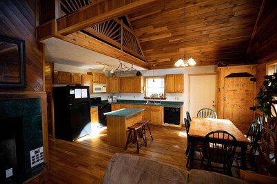 Ron's Big House is a beautiful 4-bedroom cabin in Cliffview Resort with Wi-FI.