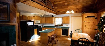 Ron's Big House is a beautiful 4-bedroom cabin in Cliffview Resort with Wi-FI.
