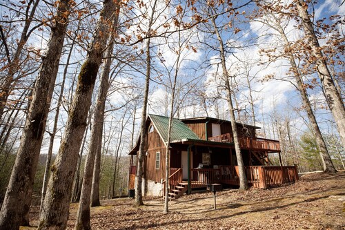 Ron's Big House is a beautiful 4-bedroom cabin in Cliffview Resort with Wi-FI.