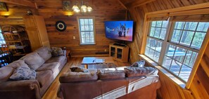 Smart TV, fireplace, DVD player - Ron's Big House is a beautiful 4-bedroom cabin in Cliffview Resort with Wi-FI. (Zoe)