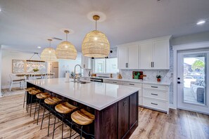 Dining - ⚓Cortez Cabana! Canal front home w/heated pool & boat dock!⚓ (Bradenton)