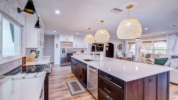 Frigorífico, microondas, horno y placa de cocina