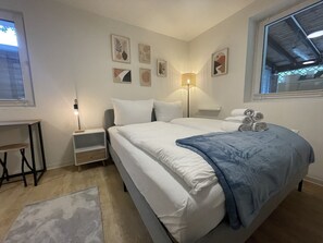 1 Schlafzimmer, Schreibtisch, Bügeleisen/Bügelbrett, Reisekinderbett