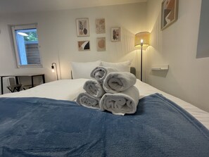 1 Schlafzimmer, Schreibtisch, Bügeleisen/Bügelbrett, Reisekinderbett