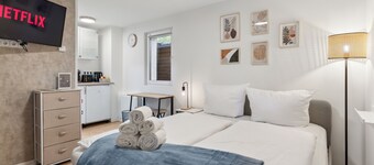 Oasis for 2 - opened in 2023 - private bathroom, parking, Smart TV with Netflix