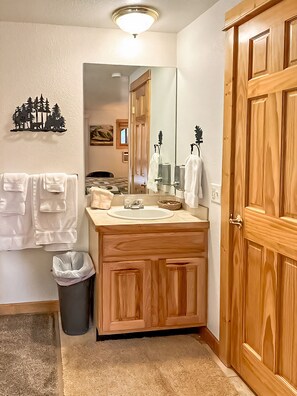 Serviettes fournies, savon, shampoing, papier toilette