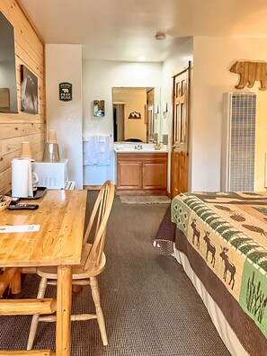 1 bedroom, WiFi, bed sheets - Riverfront Pool Motel, Views HKLL (Estes Park)