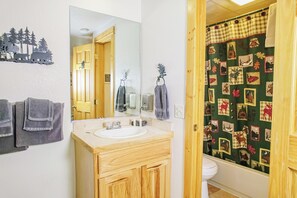 Towels, soap, shampoo, toilet paper - Spacious Lower-Level Hotel King with Views 101-107 (Estes Park)