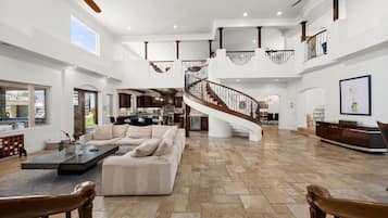 Tv, eldstad, bordsfotboll och ett bordtennisbord