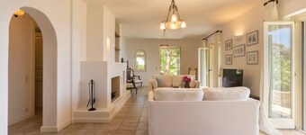 Beachfront Andros Retreat | Villa Stenies Ilios | 3 bedrooms | Stunning SeaViews | Piso Gialia Beach