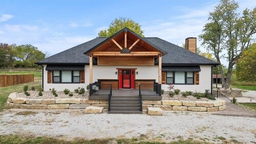 Cozy retreat on small acreage, 10 minutes from Excelsior Springs!