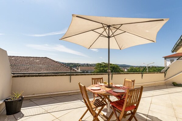 Outdoor dining - Casa do Terraço w/ Terrace - Sé Apartamentos (Braga)