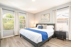 6 間睡房、書桌、熨斗/熨衫板、可攜式嬰兒床