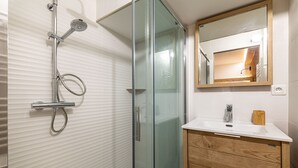 A bathroom with a glass shower enclosure, a wooden vanity, and a mirror. - Immodreams - Le Blue Velvet - Avoriaz (Avoriaz)