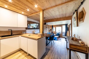 Kjøleskap, mikrobølgeovn, oppvaskmaskin og kaffetrakter/tekoker