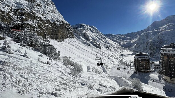 A snow-covered mountain with a ski lift, buildings, and a clear sky. - Immodreams - Le Blue Velvet - Avoriaz (Avoriaz)