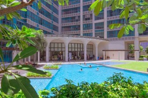 Outdoor pool - Uptown Parksuites Urban Prime Retreat 1BR w/ Pool View, Washer, Wi-fi&Netflix (Taguig)