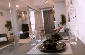 Dining - Uptown Parksuites Urban Prime Retreat 1BR w/ Pool View, Washer, Wi-fi&Netflix (Taguig)
