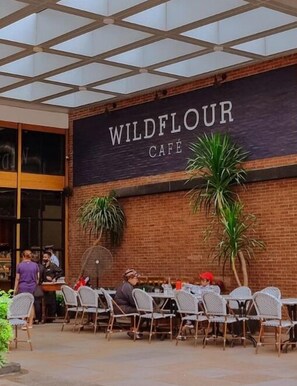 Outdoor dining - Uptown Parksuites Urban Prime Retreat 1BR w/ Pool View, Washer, Wi-fi&Netflix (Taguig)