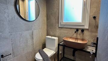 Regadera, secadora de cabello, toallas, jabón