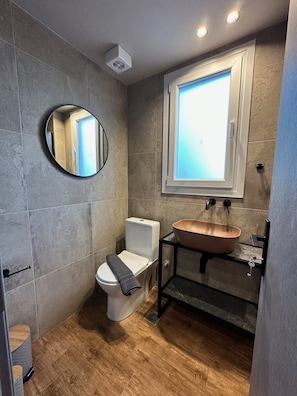 Dusj, hårføner, håndklær og såpe