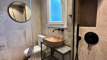 Doccia, asciugacapelli, asciugamani, sapone