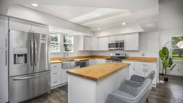 Frigorífico, microondas, horno y placa de cocina