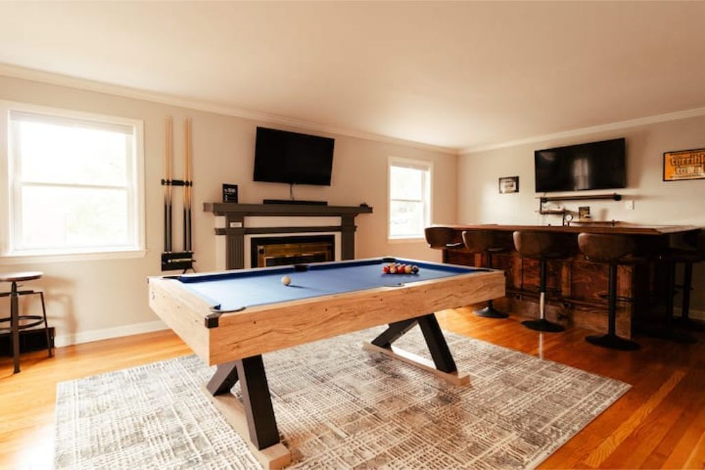 Large Colonial - Minutes from City!