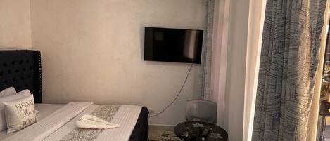 Tabla de planchar con plancha, wifi y ropa de cama