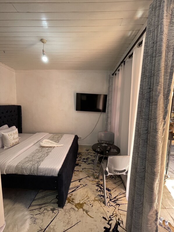 Iron/ironing board, WiFi, bed sheets - Lefad 2-Studio Apartment in Milimani (Kisumu)