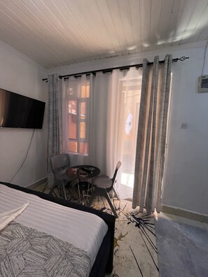 Iron/ironing board, WiFi, bed sheets - Lefad 2-Studio Apartment in Milimani (Kisumu)