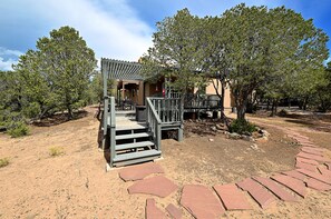 Exterior - Spacious 3 bedroom, 2 bathroom luxury home; AC; 1 mile to historic Canyon Road (Santa Fe)