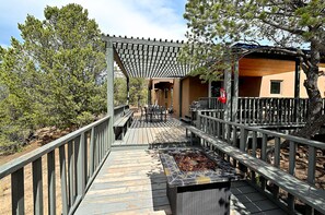 Outdoor dining - Spacious 3 bedroom, 2 bathroom luxury home; AC; 1 mile to historic Canyon Road (Santa Fe)