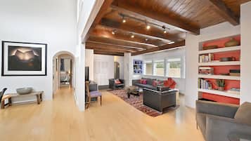 TV connectée, cheminée, jeux vidéo, table de tennis de table