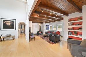 Smart TV, fireplace, video games, table tennis - Spacious 3 bedroom, 2 bathroom luxury home; AC; 1 mile to historic Canyon Road (Santa Fe)