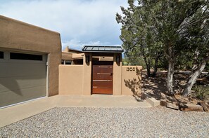 Exterior - Spacious 3 bedroom, 2 bathroom luxury home; AC; 1 mile to historic Canyon Road (Santa Fe)