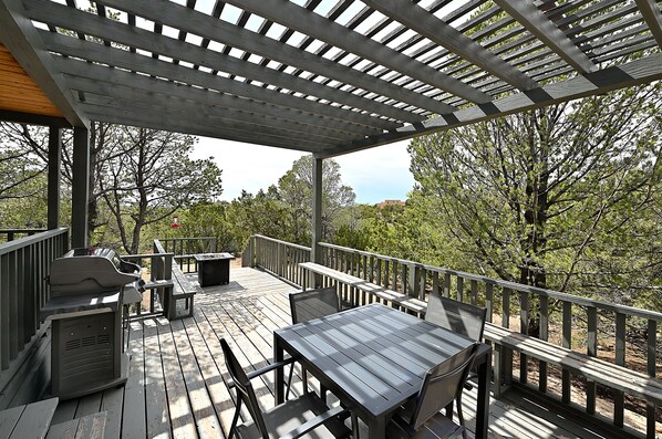Outdoor dining - Spacious 3 bedroom, 2 bathroom luxury home; AC; 1 mile to historic Canyon Road (Santa Fe)