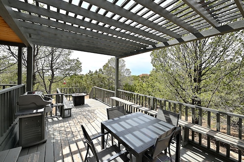 Spacious 3 bedroom, 2 bathroom luxury home; AC; 1 mile to historic Canyon Road