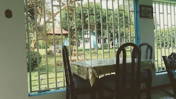Room, 1 Bedroom, Smoking, Patio | Tempat makan