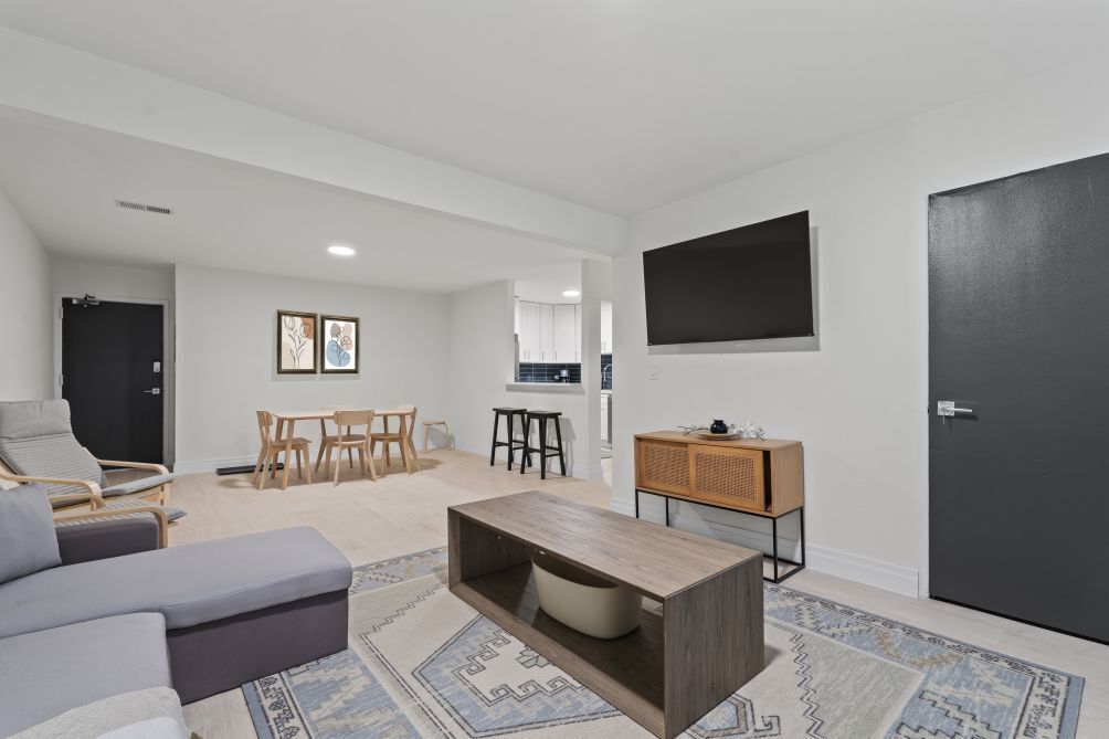 Alexandria Inviting 3BR Condo: Perfect for Family Living