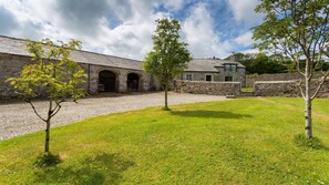 Exterior - The Fancy House -  a remote that sleeps 5 guests  in 2 bedrooms (Moelfre)
