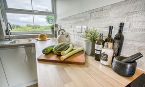 Kjøleskap, mikrobølgeovn, ovn og høy barnestol