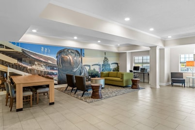 Starkville Inn and Suites
