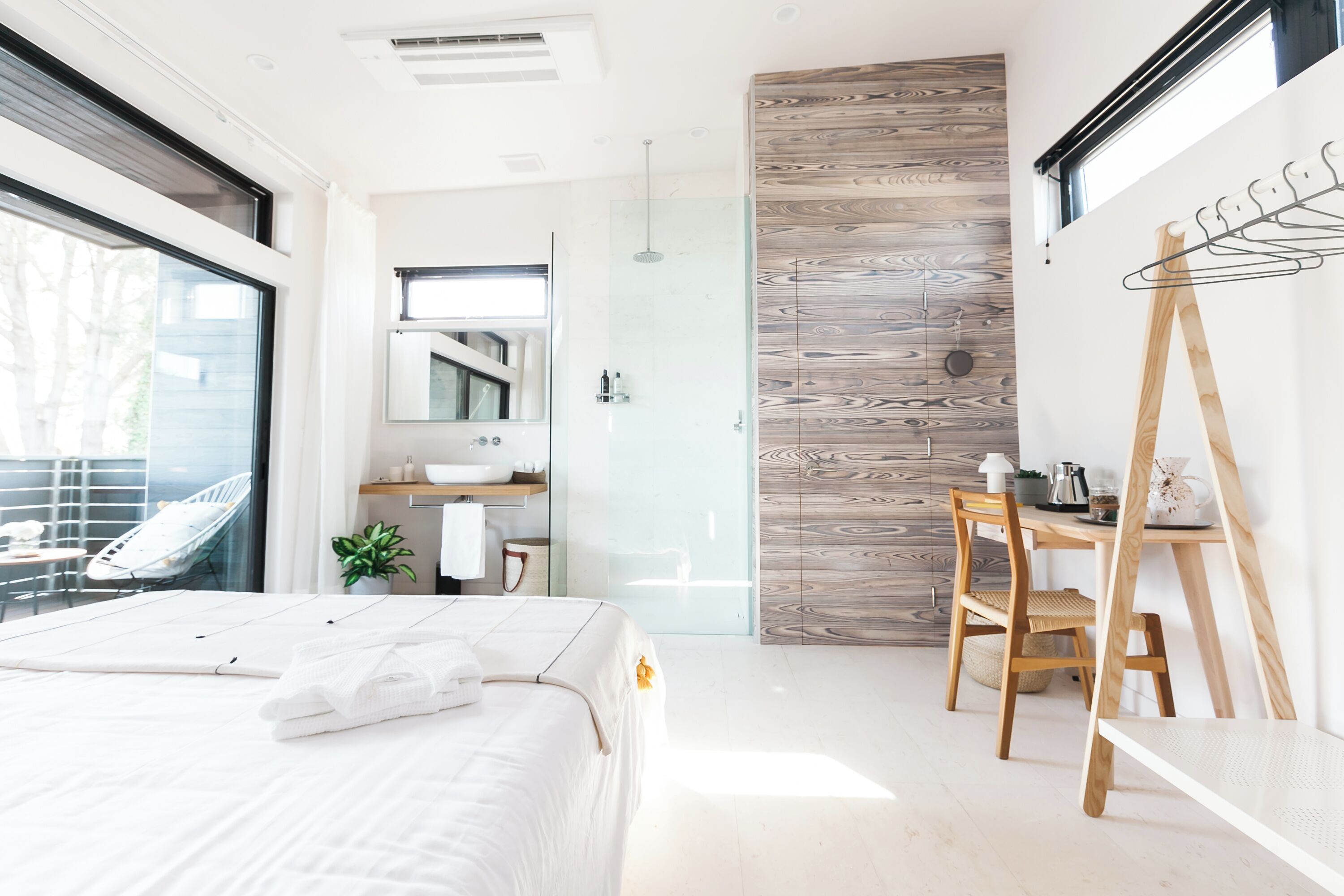 Egyptiske bomuldslagner, premium-sengetøj, pengeskab på værelset