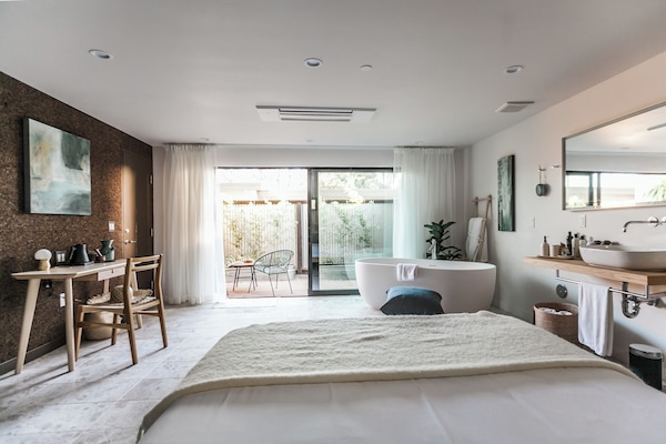 Egyptian cotton sheets, premium bedding, in-room safe