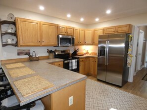 Kjøleskap, mikrobølgeovn, ovn og kokeplater